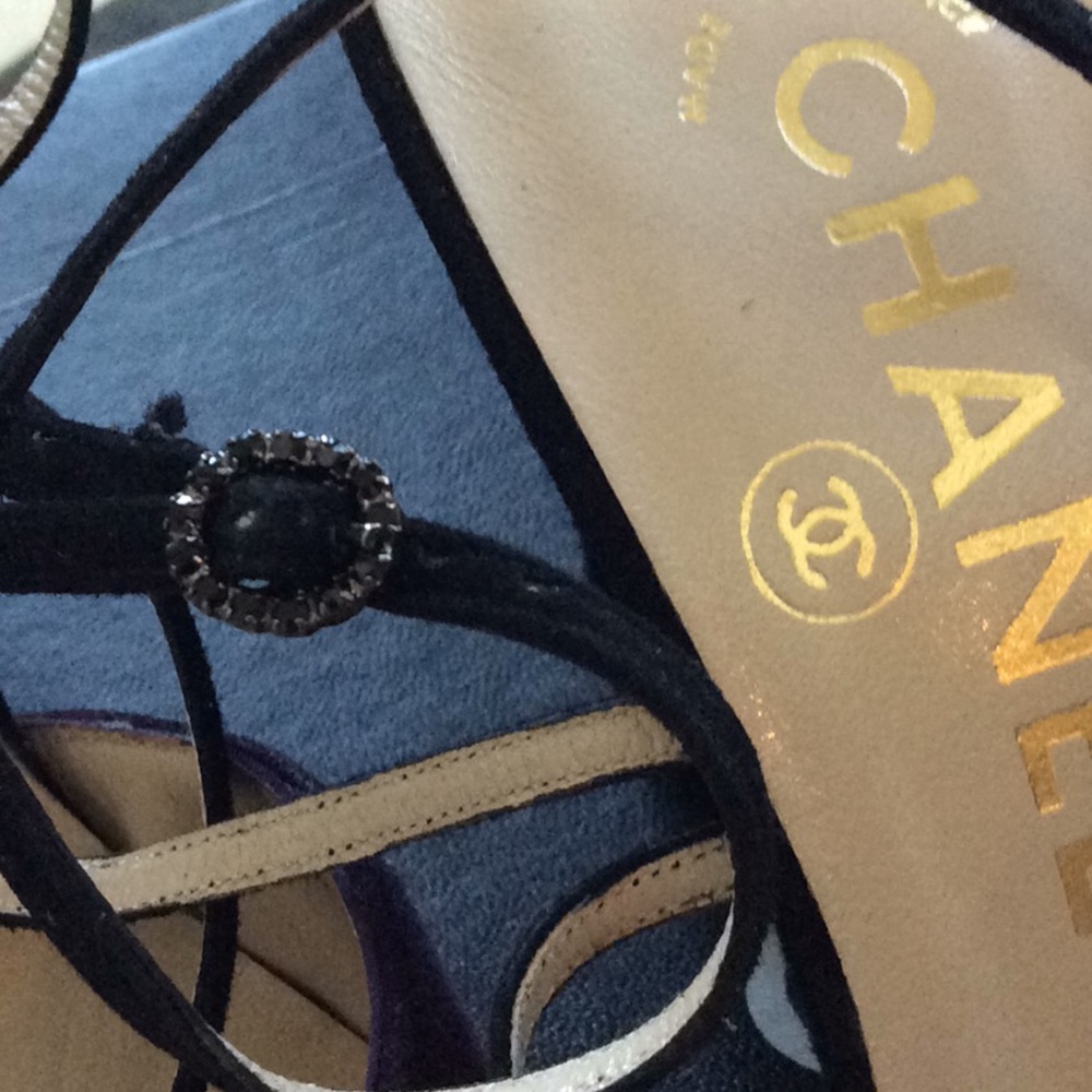 CHANEL purple & black strappy suede pumps - Picture 4 of 12